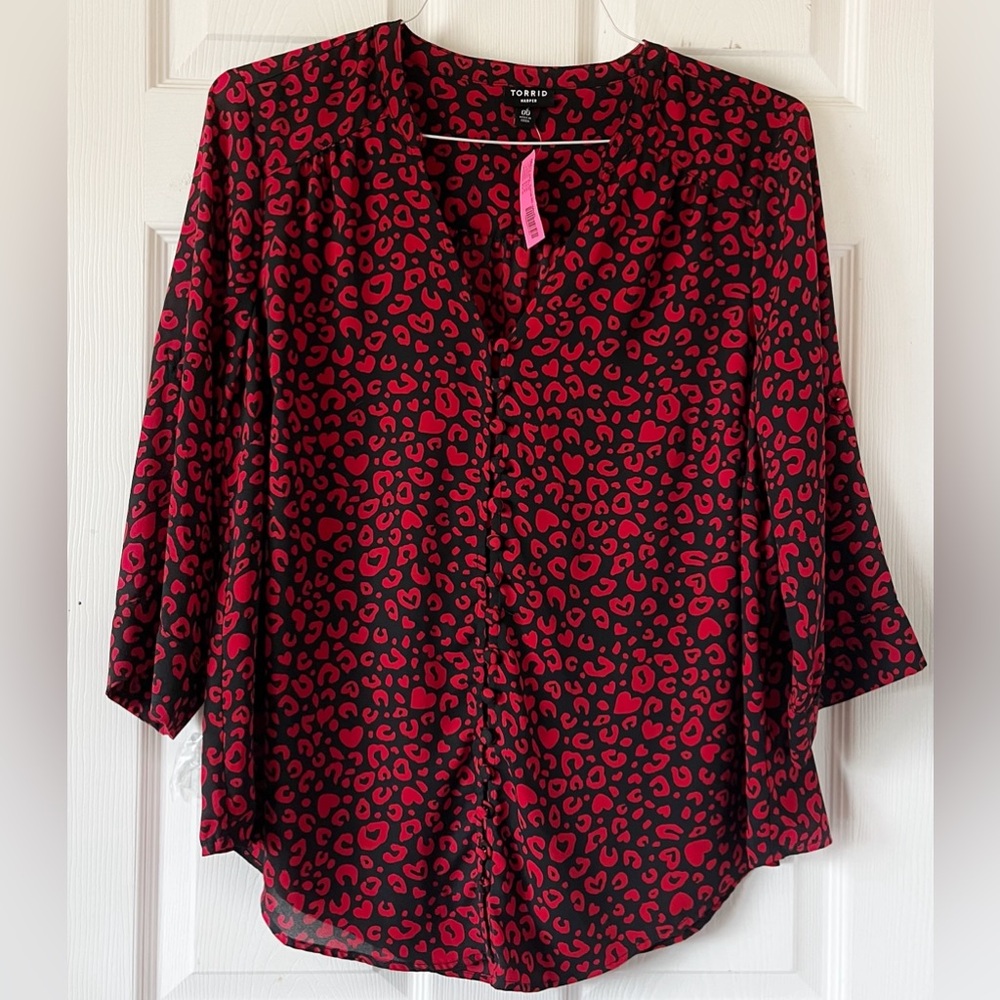 TORRID Harper Black/Red Women’s Blouse Top Roll Tab Sleeves V Neck Sz 00…